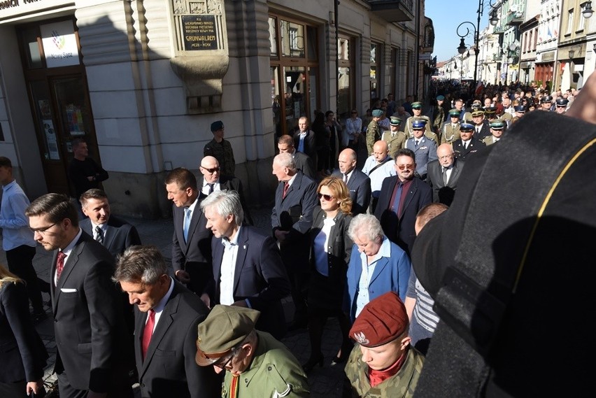 Nowy Sącz. Tłumy sądeczan na powtórnym pochówku gen. Bronisława Pierackiego