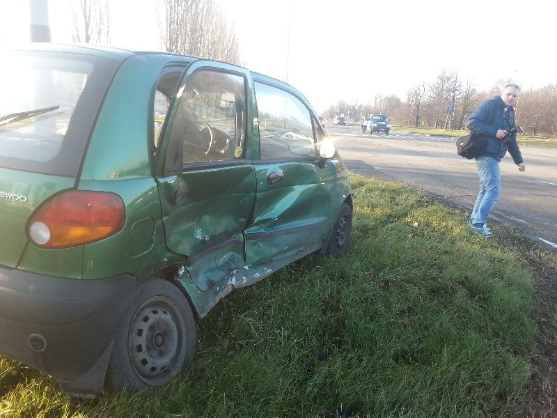 Wypadek na Dąbrowskiego. Opel zderzył się z daewoo [ZDJĘCIA]