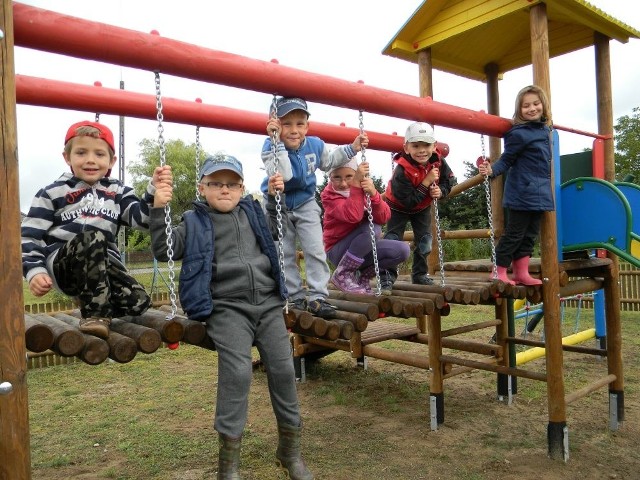 Dzieci w Śliwicach na os. Młodych mają wspaniały plac zabaw