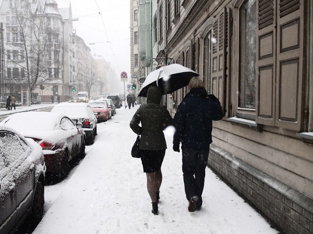 W najbliższych dniach zamiast śniegu spadnie deszcz. Przydadzą się parasole