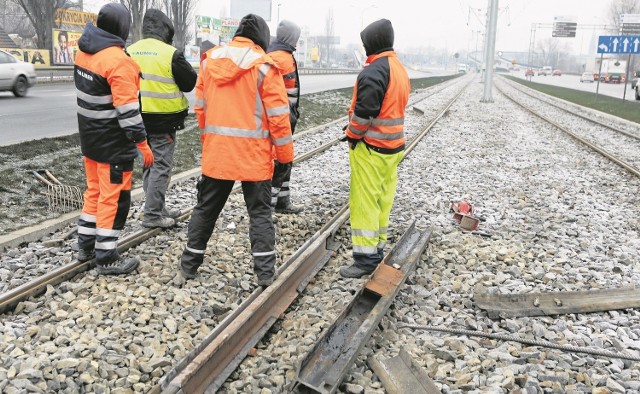 Póki trwają naprawy torowiska na prawobrzeże nadal nie jeżdżą tramwaje.