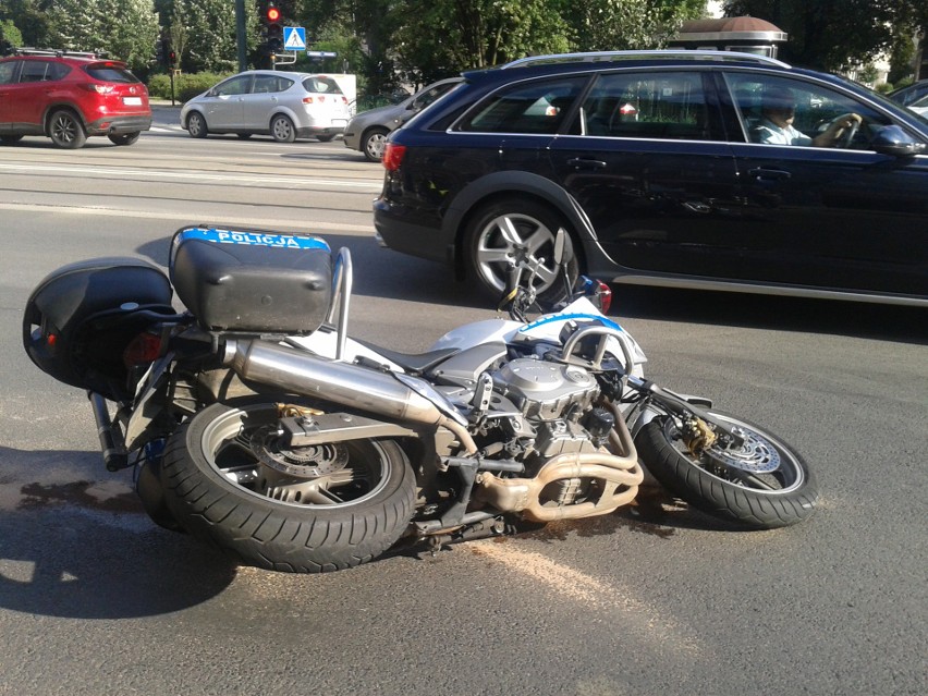 Wypadek w Krakowie. Motocykl zderzył się z osobówką, ranny policjant