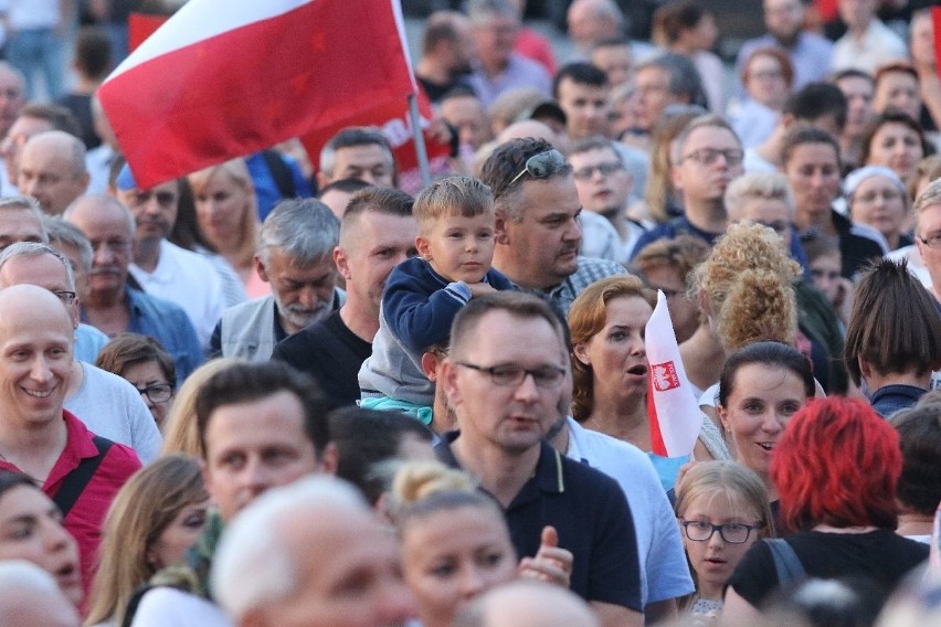 Wielka manifestacja w centrum Kielc „Wolne Sądy” z tysiącami uczestników  