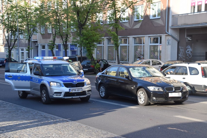 Wypadek na Sienkiewicza: BMW potrąciło pieszego przy przystankach obok Białówny (zdjęcia)