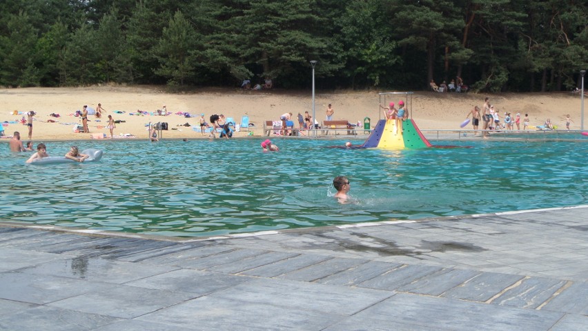 Tłumy na basenie w Żarkach