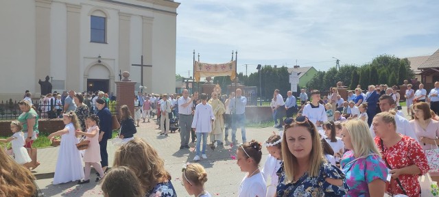 Uroczystość Bożego Ciała w parafii Świętego Marcina w Wodzisławiu. Setki wiernych i tradycyjny dywan z kolorowych kwiatów.