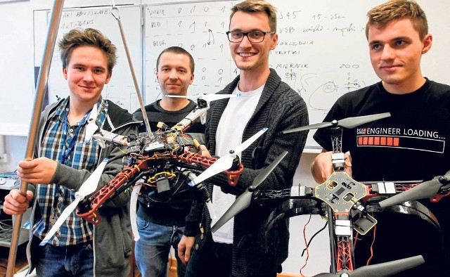 Bartłomiej Bernaciak (II rok automatyki i robotyki, Wojciech Rączka (V rok lotnictwa i kosmonautyki), Michał Szepke (V rok lotnictwa i kosmonautyki) i Łukasz Wielgosz (II rok lotnictwa): Liczymy na sukces