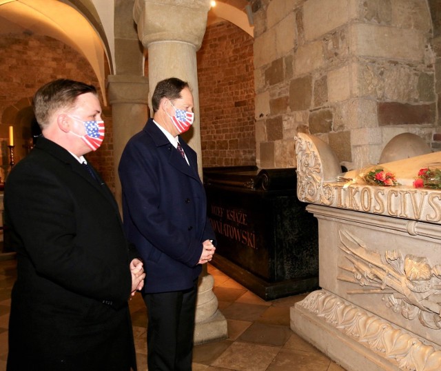 Amerykański konsulat w Krakowie: Ambasador Mark Brzezinski odwiedził Katedrę Wawelską