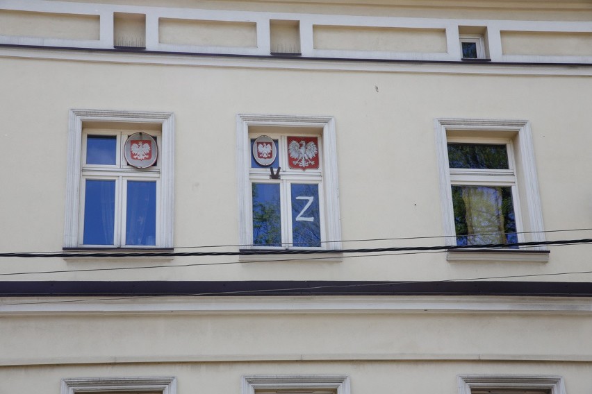 W oknie jednej z chorzowskich kamienic widnieje "Z", czyli...