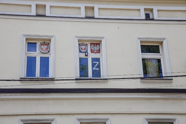 W oknie jednej z chorzowskich kamienic widnieje "Z", czyli symbol rosyjskiej agresji. W poniedziałek 9 maja obok powiewała też flaga federacji rosyjskiej, która została usunięta po interwencji funkcjonariuszy Komendy Miejskiej Policji w Chorzowie. Prokuratura Rejonowa w Chorzowie sprawdzi, czy doszło do popełnienia przestępstwa. Zobacz kolejne zdjęcia. Przesuwaj zdjęcia w prawo - naciśnij strzałkę lub przycisk NASTĘPNE