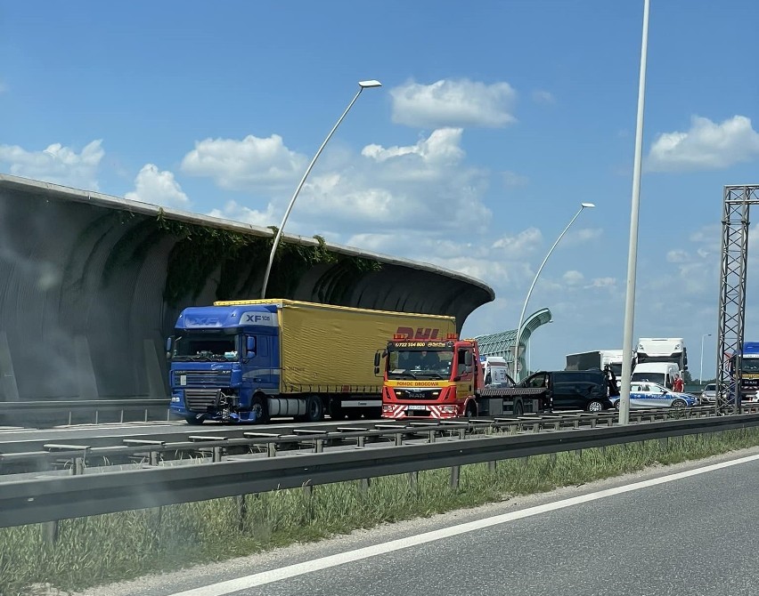 Wypadek na Autostradowej Obwodnicy Wrocławia. Jezdnia w kierunku Bielan zablokowana