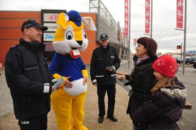 Maskotka opolskich policjantów rozdawała ulotki informujące jak bezpiecznie bawić się petardami.