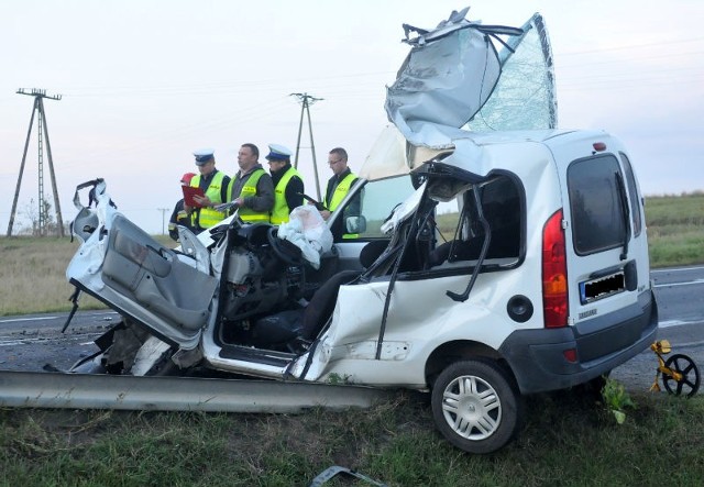 Wypadek w RogachRenault kierował obywatel Słowacji, zginął na miejscu. Podróżował sam. Pasażerowie oraz kierowca autobusu nie odnieśli obrażeń.Po wypadku droga w miejscu wypadku została zablokowana. Utrudnienia w ruchu trwały przez kilka godzin.