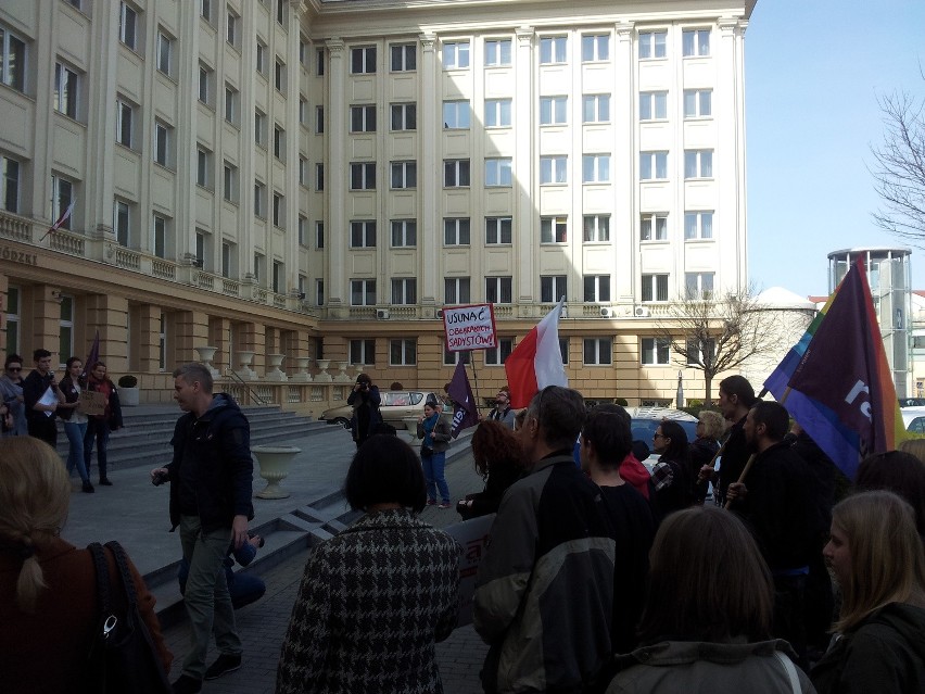 W Rzeszowie trwa protest przeciwko zaostrzeniu przepisów antyaborcyjnych [ZDJĘCIA INTERNAUTÓW]