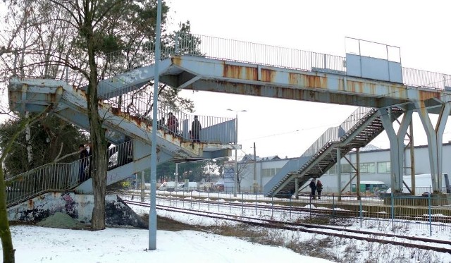 Przerdzewiała, szpetna kładka nad torami w centrum Stalowej Woli zniknie wkrótce, powstanie poziome przejście przez tory