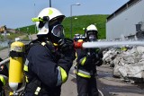 Wielkie ćwiczenia strażaków w Rybniku: 110 osób oraz 16 samochodów gaśniczych. Gasili składowisko odpadów  ZDJĘCIA