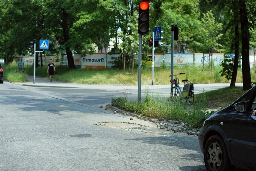 Ołtaszyńska rozlatuje się kostka po kostce. Strach tam jeździć! (ZDJĘCIA)