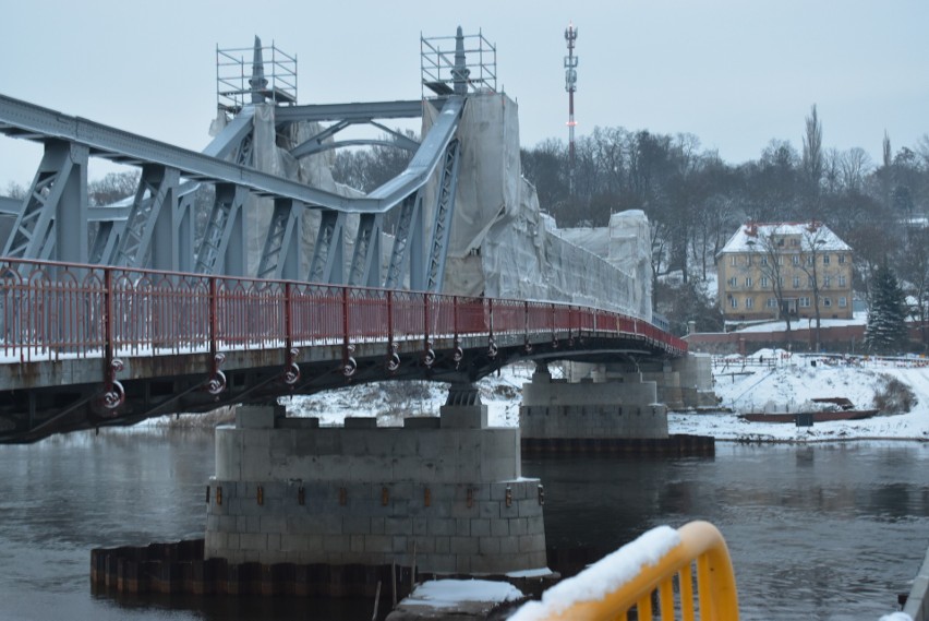 Trwa remont zabytkowego mostu w Krośnie Odrzańskim....