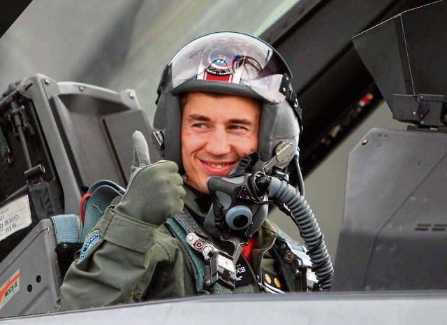 Kamil Stoch w uniformie pilota w myśliwcu F-16. – To było niesamowite przeżycie! – wspomina skoczek.