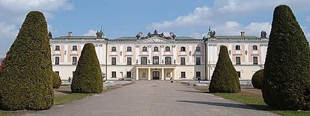W październiku magistrat ogłosił konkurs dla białostoczan na koncepcję urządzenia bramy oraz dwóch pawilonów w ogrodzeniu pałacu Branickich. Wpłynęło sześć projektów.