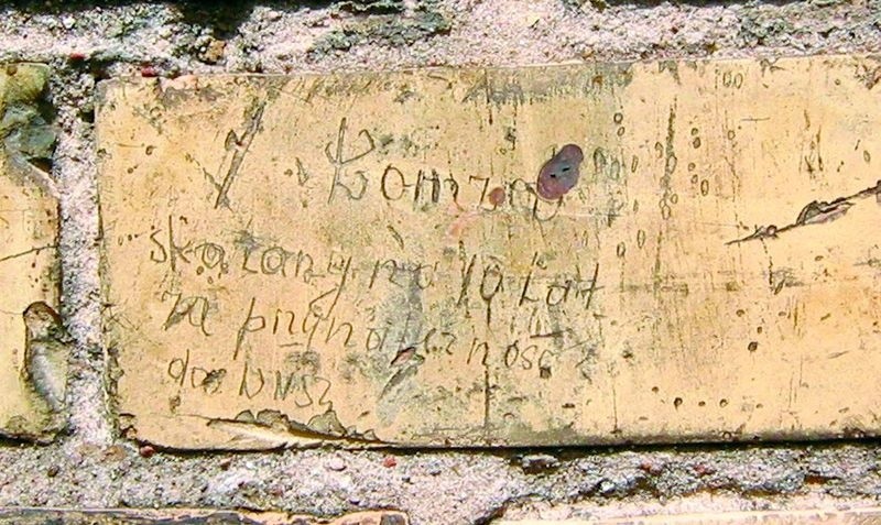 Napis na murze wydrapany przez więźnia: Łomża, skazany na 10...