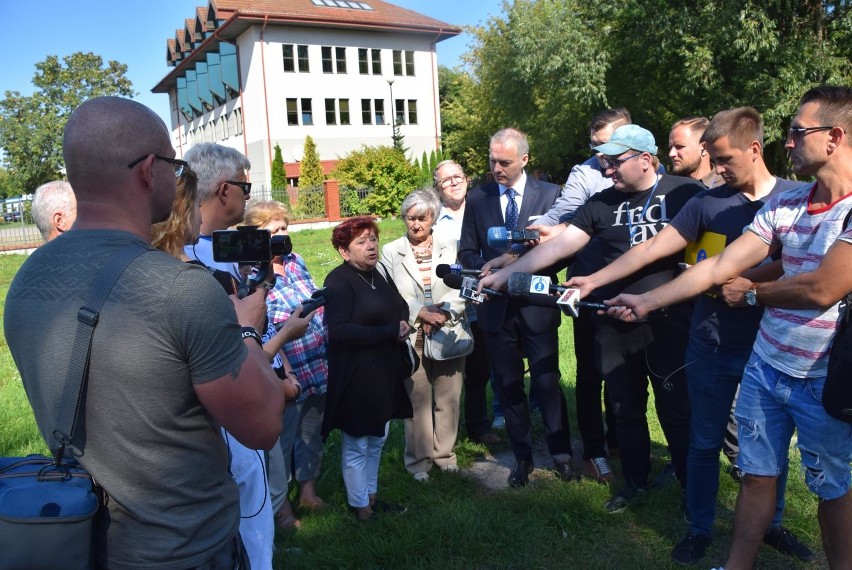 W konferencji towarzyszyła posłowi grupka mieszkańców...