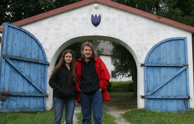 Jerzy Jarmołowicz z córką Mają przed otwartą na oścież bramą swojej posiadłości.