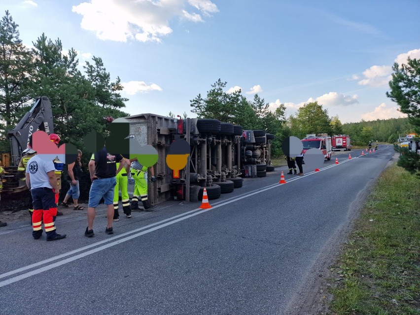 Wypadek w Bukownie 12.08.2022. Tir blokuje drogę