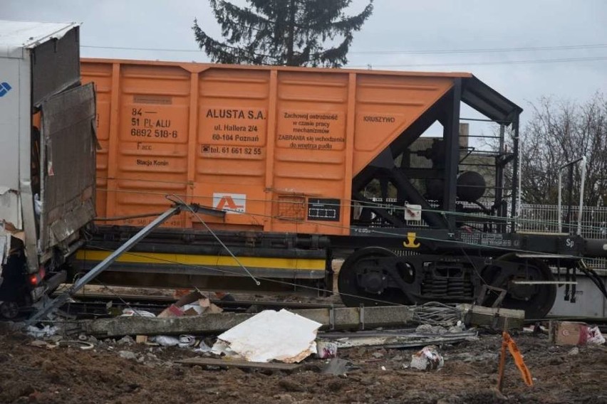 W Żydowie samochód dostawczy zderzył się z pociągiem...