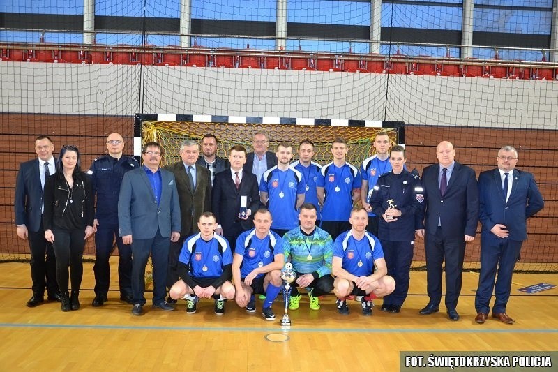 Kieleccy policjanci wygrali w halowym turnieju w piłkę nożną w Ostrowcu [ZDJĘCIA]