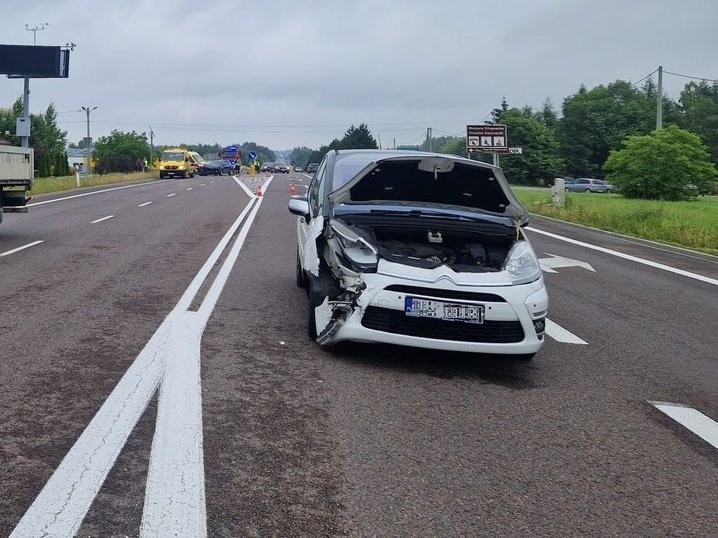Wypadek na drodze krajowej nr 94 w Krzemienicy. Ranna została jedna osoba [ZDJĘCIA]