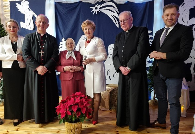 Wyjątkowe spotkanie opłatkowe dla mieszkańców Miasta i Gminy Łopuszno. Ponad 160 osób spotkało się z biskupem kieleckim Janem Piotrowskim.