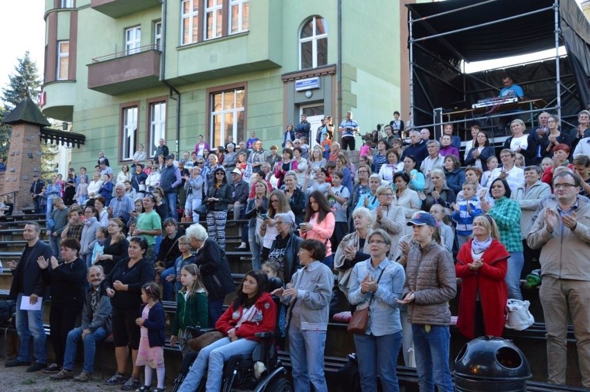 No i trudno było nie klaskać i nie kołysać się w rytmie...