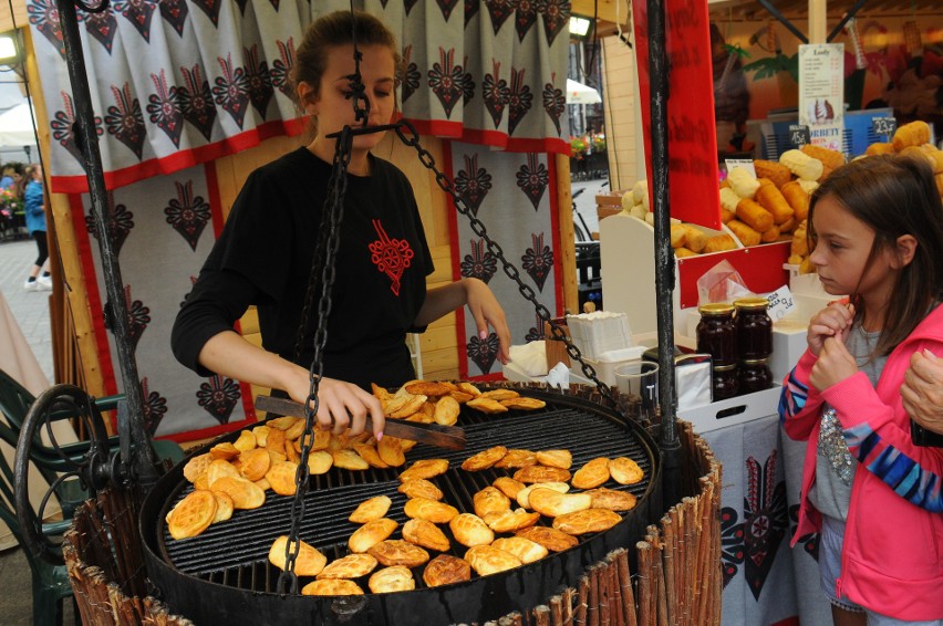 Sztuka ludowa na Rynku, a w sąsiedztwie można się zajadać pierogami różnych smaków