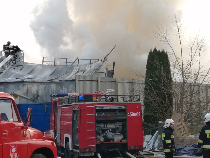 Duży pożar w gminie Bodzechów. Spłonęła hala zakładu produkującego meble (WIDEO, zdjęcia) 