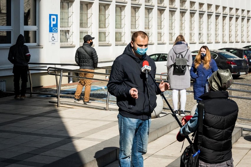 2 kwietnia w samo południe pod urzędem wojewódzkim Bydgoski...