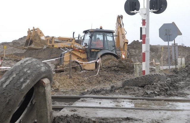 Praca przy budowie obwodnicy Słupska tuż przy przejeździe kolejowym na drodze Bolesławice - Widzino.