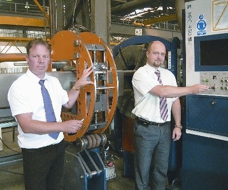 Mark Smulders i wiceprezes Robert Kaczmarek przy nowej maszynie do trójwymiarowego cięcia rur stalowych (fot. Janczo Todorow)