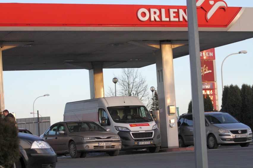 Panika i tłumy na stacjach paliw w Tarnobrzegu