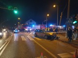 Wypadek na skrzyżowaniu w centrum Tarnowa. Po zderzeniu dwóch osobówek, jeden z pojazdów potrącił pieszych. Kilka osób trafiło do szpitala