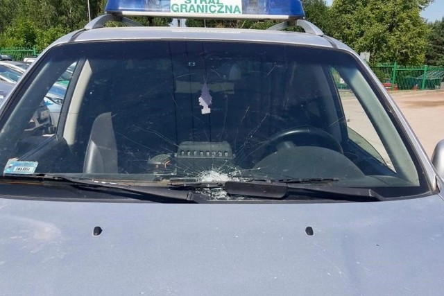 Na terenie ochranianym przez pograniczników z Mielnika, grupy cudzoziemców znajdujące się po białoruskiej stronie - jak podaje SG - "trzykrotnie atakowały patrole polskie, uszkodzony został samochód SG".