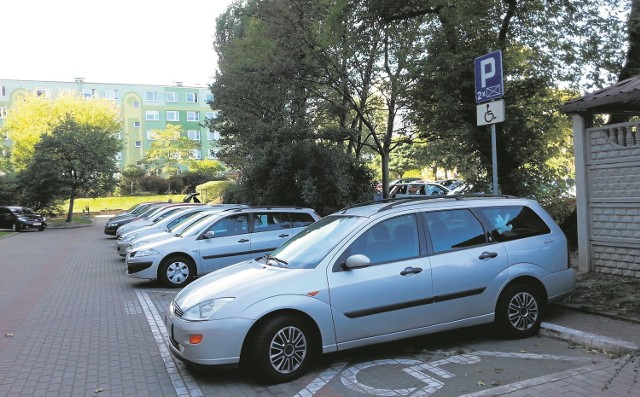 Osoby niepełnosprawne, jeśli parkują na kopertach, a  nie mają wydanych nowych kart parkingowych,  mogą zapłacić 500 złotych mandatu. Strażnicy miejscy póki co głównie je pouczają