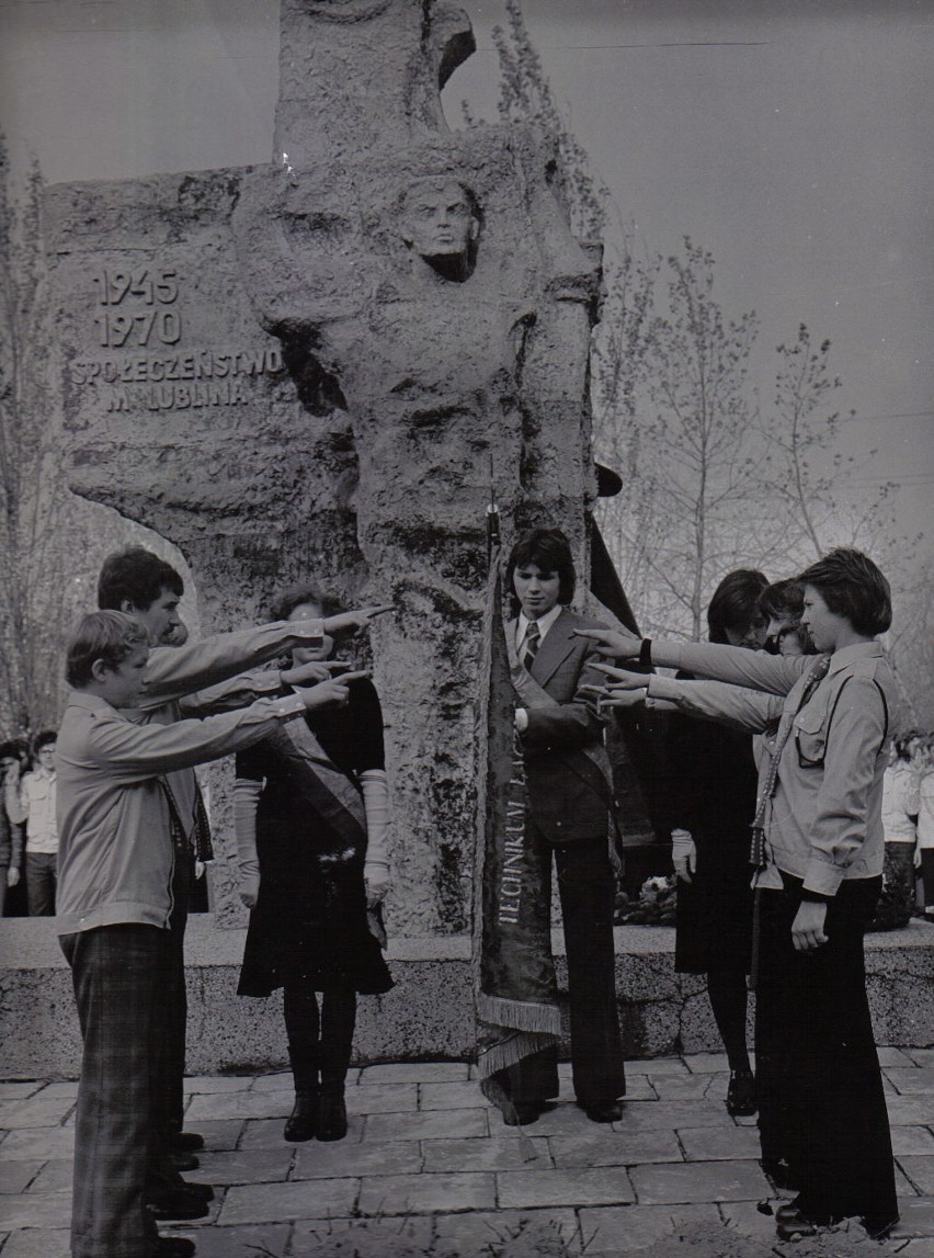 Ślubowanie harcerzy z klas I przed pomnikiem, lata 1967-77