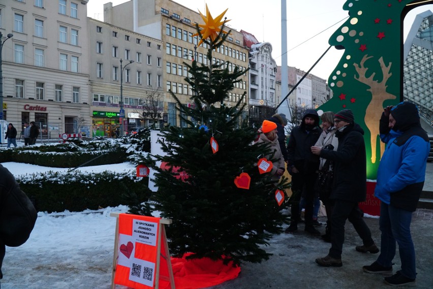 Osoby, które czują się osamotnione, mogą na choince zawiesić...