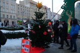 Poznań: na Placu Wolności stanęła choinka dla osób osamotnionych. Na gałązkach wiszą serduszka z życzeniami