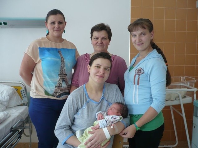 Mateusz Jabłecki urodził się w piątek, 26 lipca. Ważył 3200 g i mierzył 52 cm. Jest pierwszym dzieckiem Krystyny i Daniela z Jazgarki. Na zdjęciu z mamą, babcią Grażyną, ciocią Małgosią i ciocią Renatą