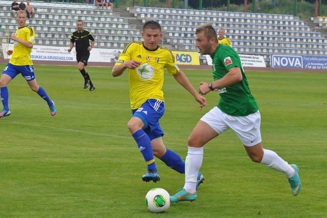 Adam Banasiak (w zielonej koszulce) zdobył bramkę dla Olimpii w I lidze po 468 minutach