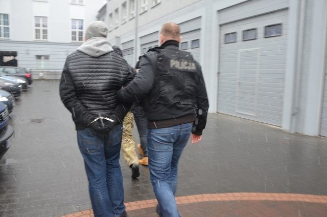 Policjanci z Gdańska zatrzymali kobietę i mężczyznę, podejrzewanych o kradzież w kwiaciarni przy ul. Unruga w Gdyni.