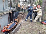 Akcja ratunkowa po wypadku na budowie w Kielcach. Po upadku mężczyzna znalazł się w wykopie