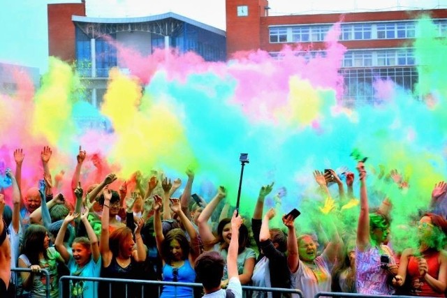 Color Festival w CzęstochowieColor Festival zawita 15 sierpnia do Częstochowy! Niesamowite święto Holi dostarcza wyjątkowych wspomnień i pozytywnych wrażeń. Zabierz przyjaciół, całą rodzinę czy sąsiadkę i przeżyjcie coś niepowtarzalnego!Nie ma żadnych ograniczeń wiekowych.Specjalnie na tę okazję organizatorzy przygotowali kolorowe farby w proszku, które wznosząc się w niebo tworzą baśniową mgłę barw.Na scenie z potężnym nagłośnieniem zagrają zespoły: Plain Walk, Funkabra i Public Run oraz najlepsi DJ'e z Częstochowy którzy dostarczą wam potężną dawkę muzyki klubowej wraz z hitami radiowymi.Oprócz tego czekać na was będą:- wyrzutnie CO2,- kolorowe okulary by móc spojrzeć na świat „przez różową szybkę”,- zamki dmuchane- zjeżdżalnie dmuchane- suchy basen z kulkami- eurobungee- trampoliny- kule wodne- dmuchaniec z przeszkodami- automaty z niespodziankami- bańki mydlane dla najmłodszych uczestników festiwalu!W dziale gastronomicznym znajdziecie jedzenie typu fast-food, grill, zimne napoje, lody, gofry i watę cukrową.W ogródku piwnym na pełnoletnich uczestników czekać będą mocniejsze napoje. Poczuj Indie w Częstochowie! 15 sierpnia (sobota), początek godz. 14:00, Stadion Skra (Loretańska, 42-226 Częstochowa). Wstęp: 10zł